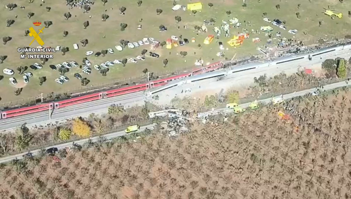 Vista aérea del lugar del accidente de Urda: los vagones descarrilados junto a la vía y los equipos de emergencia desplegados en el campo.