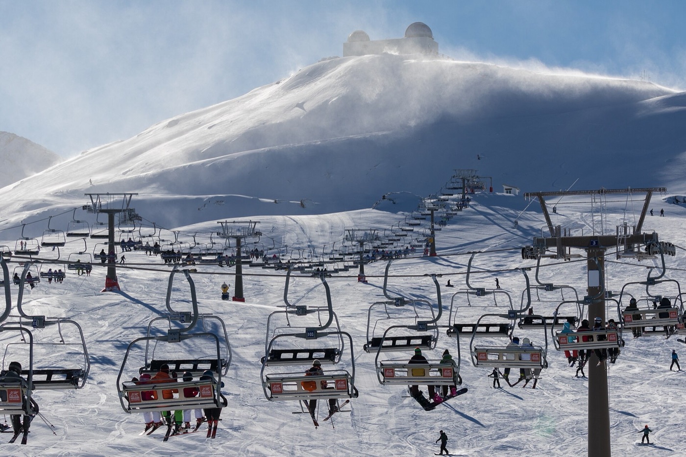 Telesillas llenos de esquiadores en Sierra Nevada.