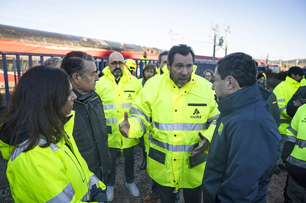 Imagen de archivo del ministro de Transportes, Óscar Puente, con chaleco de Adif, en el lugar del accidente de Adamuz (Córdoba) en enero de 2026.