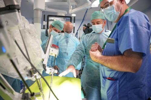 Image for the story: Health workers at Córdoba's Reina Sofía have performed 3,161 surgeries with Da Vinci robots