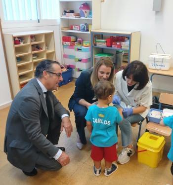 Image for the story: Andalucía vaccinates 43,404 schoolchildren aged 3 and 4 against flu in schools