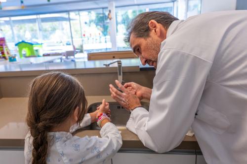 Image for the story: Children admitted to the Hospital de Jaén learn to wash their hands to prevent infections