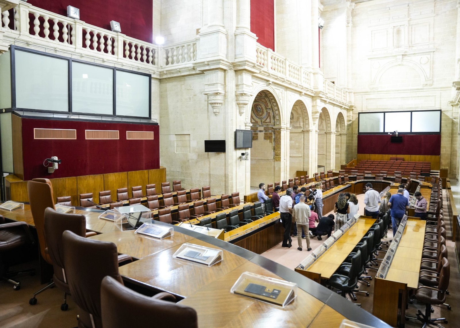 Imagen de la noticia: El Salón de Plenos del Parlamento andaluz reabre con nueva distribución de la Mesa