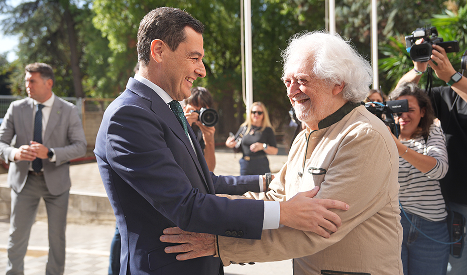 Imagen de la noticia: Moreno destaca el talante de acuerdo de Oskar Martín al recibir el premio Por un poder andaluz