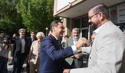 Imagen de la noticia: Moreno destaca el talante de acuerdo de Oskar Martín al recibir el premio Por un poder andaluz