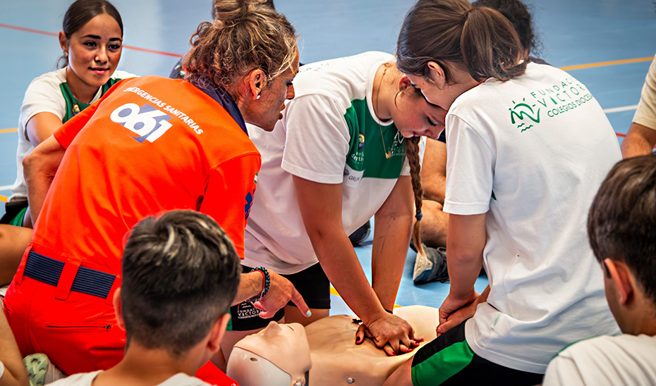 Imagen de la noticia: 12.300 jóvenes andaluces aprenden a reanimar en los cardiomaratones del 061