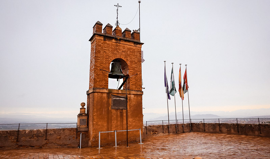 Image for the story: The bell of the Torre de la Vela of the Alhambra rings in tribute to Lorca