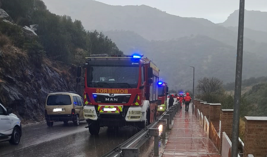 Imagen de la noticia: Un fallecido y tres heridos leves al caer una roca sobre un coche en Benaoján