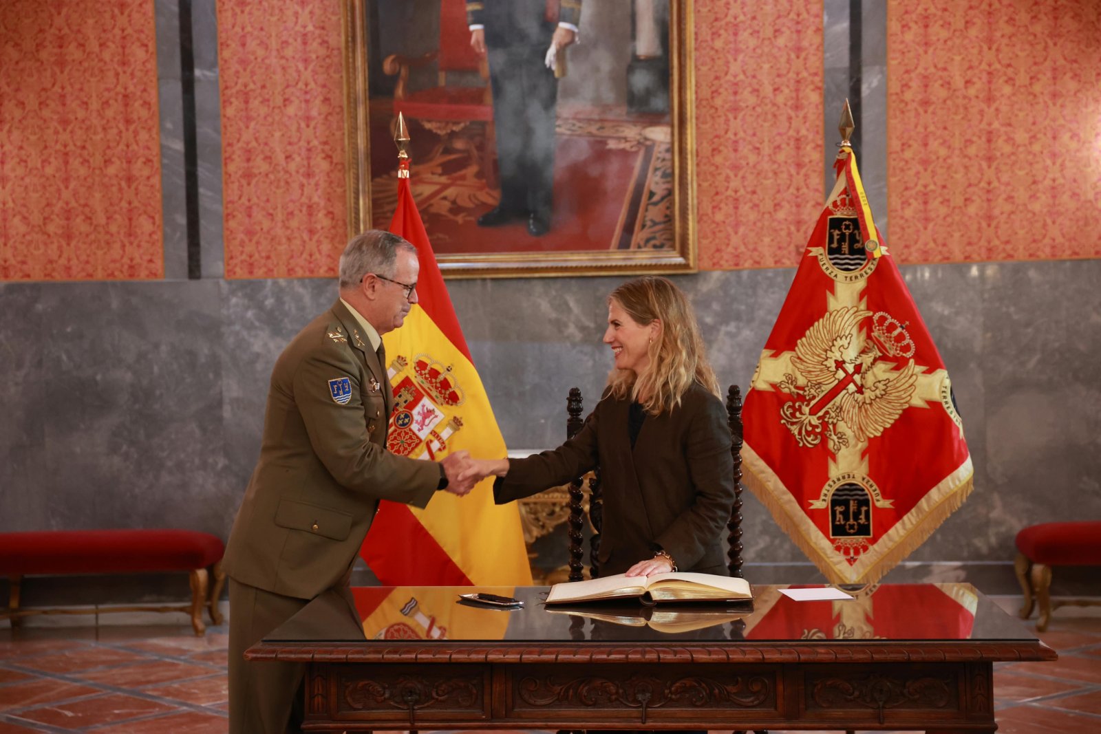 Imagen de la noticia: Ana Mestre visita el Cuartel General de la Fuerza Terrestre en la Plaza de España de Sevilla