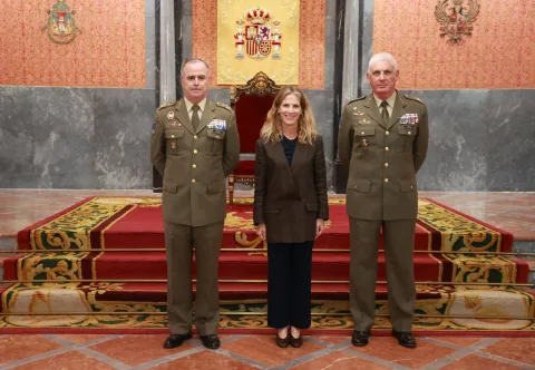Imagen de la noticia: Ana Mestre visita el Cuartel General de la Fuerza Terrestre en la Plaza de España de Sevilla