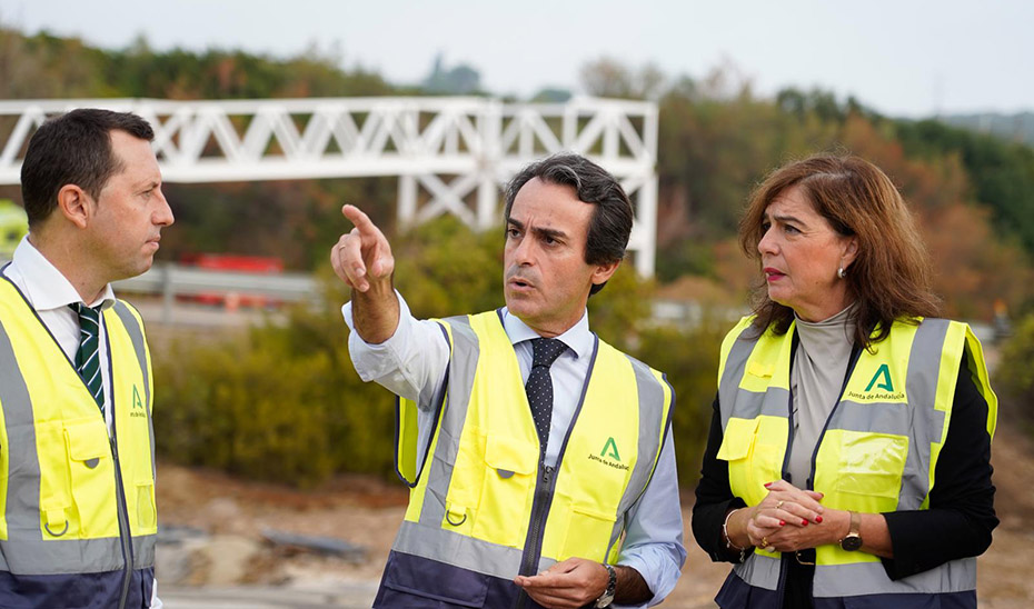 Imagen de la noticia: Cortes de tráfico en la A-431 de Palma del Río por la instalación de una pasarela peatonal