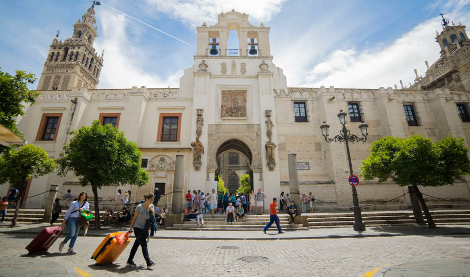 Imagen de la noticia: Los hoteles andaluces crean casi un 10% más de empleo este verano