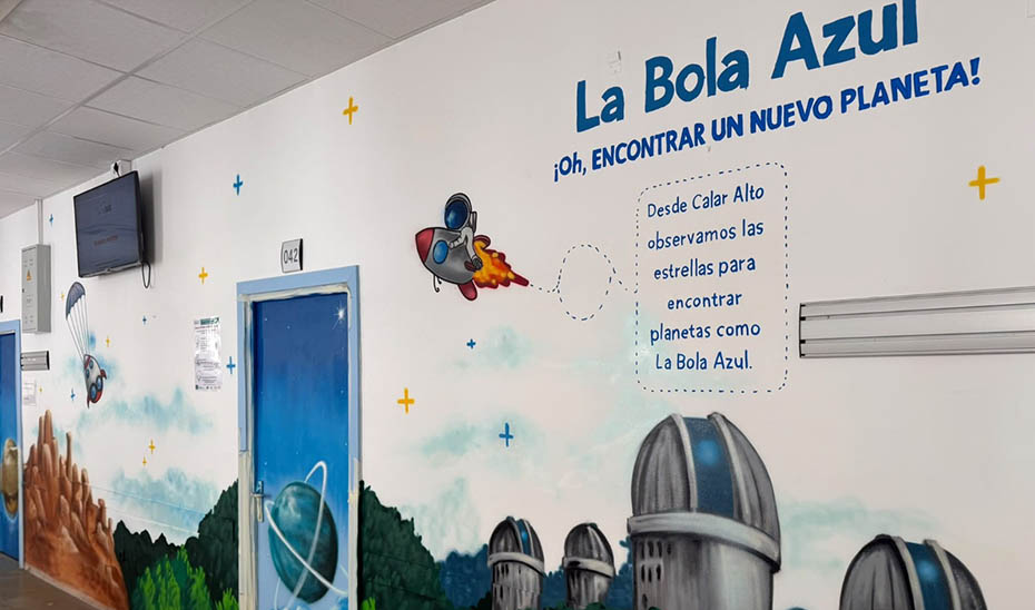 Imagen de la noticia: Un astronauta guía a los niños por las consultas infantiles de Bola Azul