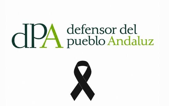 Logotipo de la Defensoría del Pueblo Andaluz sobre fondo blanco con un lazo negro de luto debajo.
