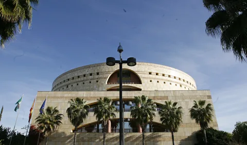 Imagen de la noticia: El presupuesto andaluz de 2027 sube un 22% en vivienda y suma 2.500 sanitarios